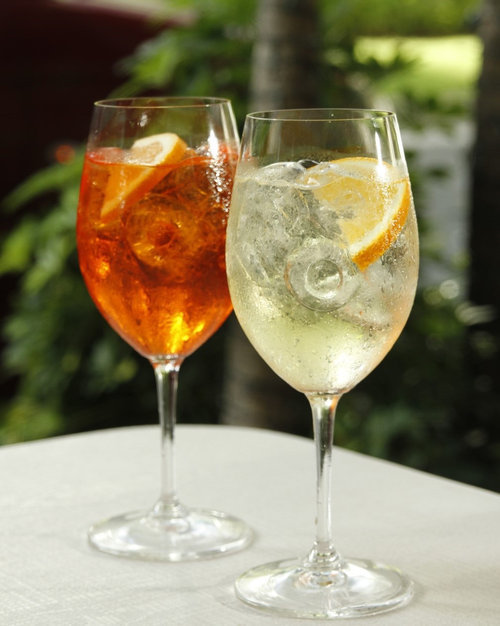 cocktail-orange-et-blanc-terrasse